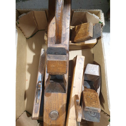 420 - A box of box planes and moulding planes. No shipping. Arrange collection or your own packer and ship... 