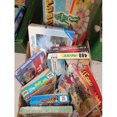 424 - A box of vintage and later games, jigsaws and ephemera. No shipping. Arrange collection or your own ... 