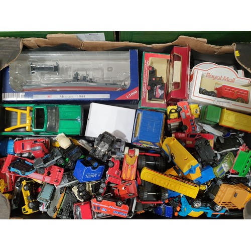 431 - A box of toy vehicles. UK shipping £14.