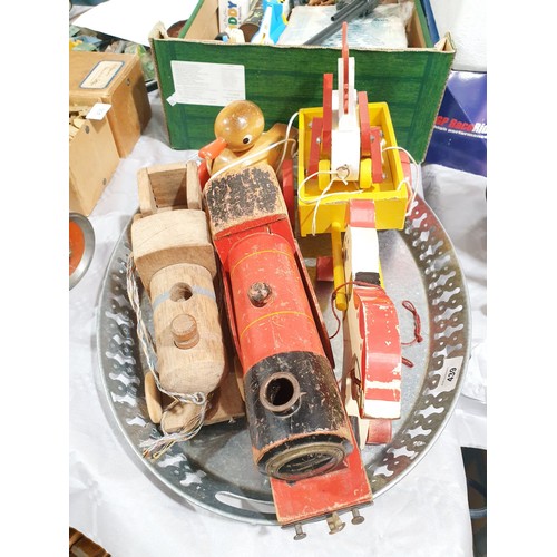 439 - A selection of vintage wooden toys. UK shipping £14.