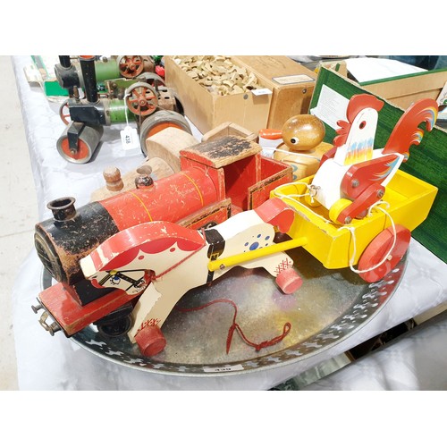 439 - A selection of vintage wooden toys. UK shipping £14.