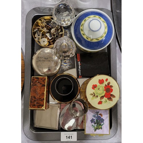 141 - A tray of assorted including compacts. No shipping. Arrange collection or your own packer and shippe... 