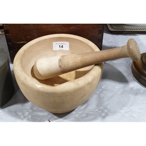 14 - A vintage pestle and mortar, diameter 6.5