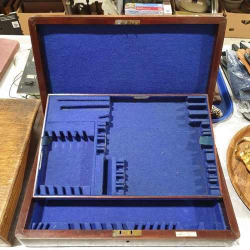 39 - A vintage mahogany cutlery box, width 16.5