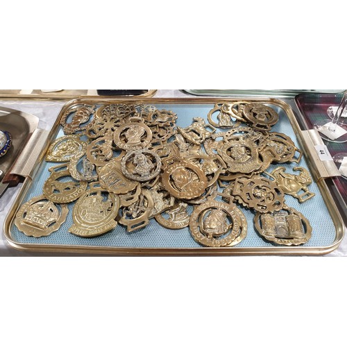 44 - A selection of horse brasses. UK shipping £14.