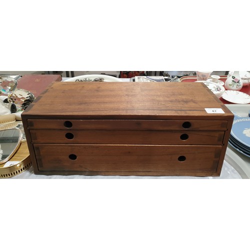 47 - A vintage three heights mahogany desk top drawer set, width 18.5