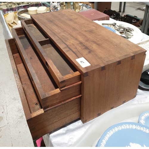 47 - A vintage three heights mahogany desk top drawer set, width 18.5