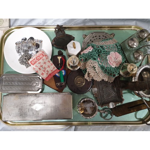 207 - A tray of collectables. UK shipping £14.