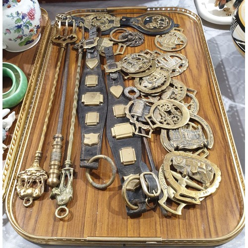 433 - Horse brasses and other brass ware. UK shipping £14.