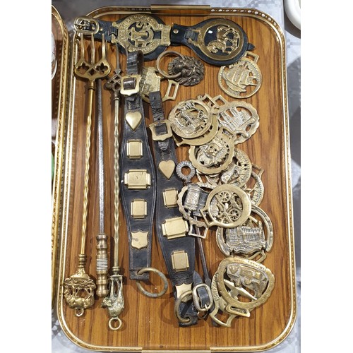 433 - Horse brasses and other brass ware. UK shipping £14.