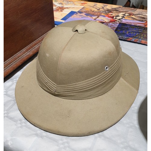 462 - A vintage pith helmet. UK shipping £14.