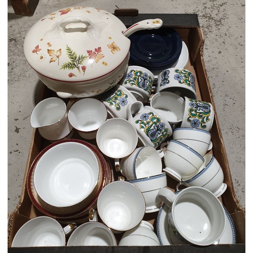 55 - A box including a Winton tureen. No shipping. Arrange collection or your own packer and shipper, ple... 