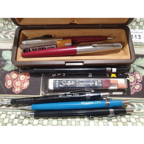 113 - A Parker fountain pen and propelling pencil together with other pencils. UK shipping £14.