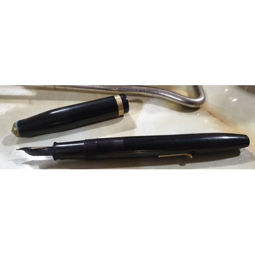 126 - A tray of assorted including a Conway Stewart fountain pen A/F, a 1940s Royal Army Medical Corps sou... 