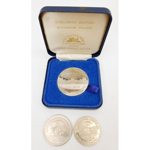 304 - A selection of commemorative crowns and medallions. UK shipping £14.