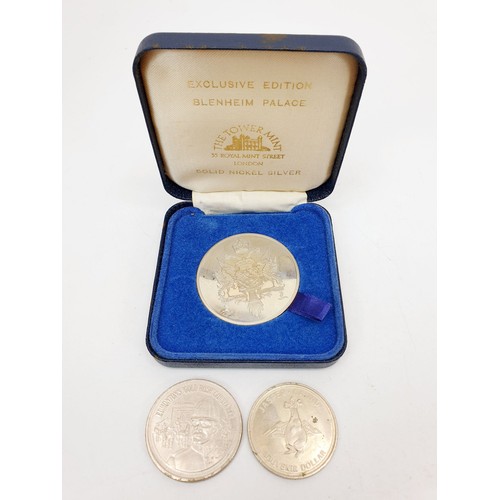 304 - A selection of commemorative crowns and medallions. UK shipping £14.