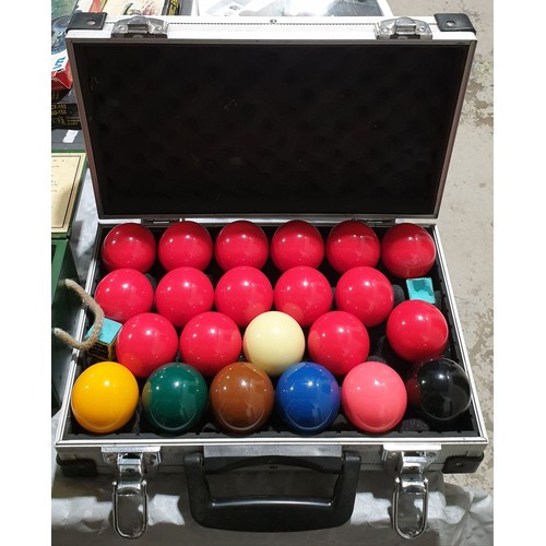 468 - A set of full size snooker balls. UK shipping £14.