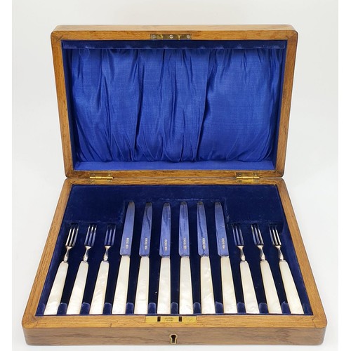 351 - A cased set of hallmarked silver and mother of pearl dessert knives and forks, Sheffield 1921. UK sh... 