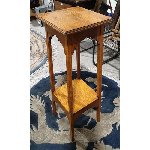 275 - An early 20th century oak plant stand, height 36