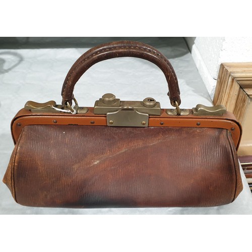 9 - A small vintage leather Gladstone bag, length 12