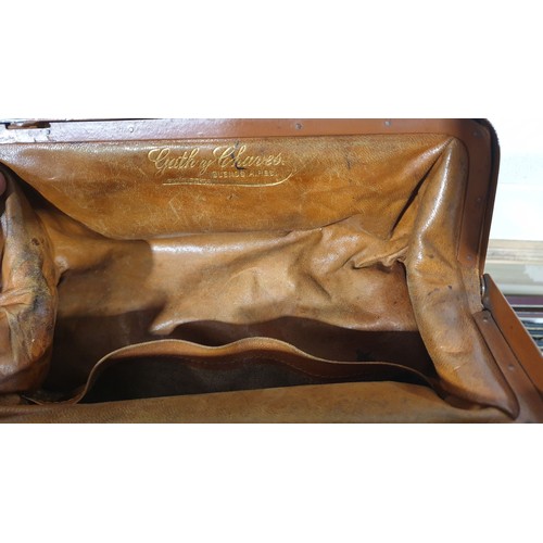 9 - A small vintage leather Gladstone bag, length 12