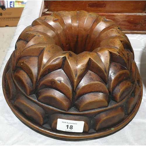 18 - An antique copper food mould, diameter 10.5