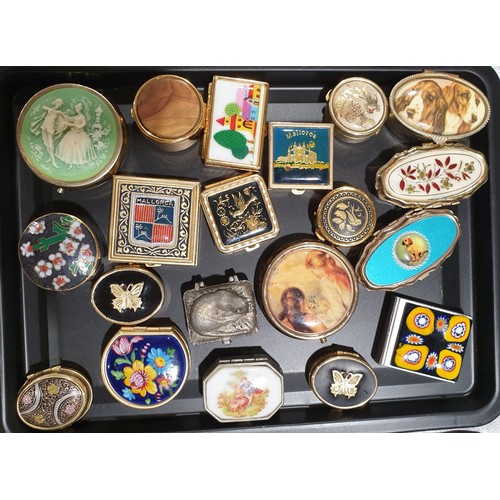 79 - A selection of pill boxes. UK shipping £14.