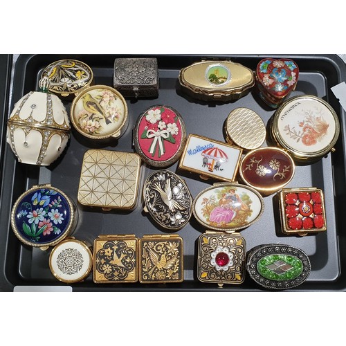 81 - A selection of pill boxes. UK shipping £14.