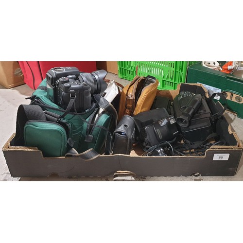 85 - A box of cameras including a FujiFilm Finepix F9500 camera. UK shipping £14.