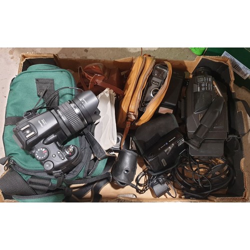 85 - A box of cameras including a FujiFilm Finepix F9500 camera. UK shipping £14.