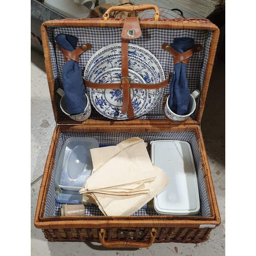 88 - A picnic set. No shipping. Arrange collection or your own packer and shipper, please.