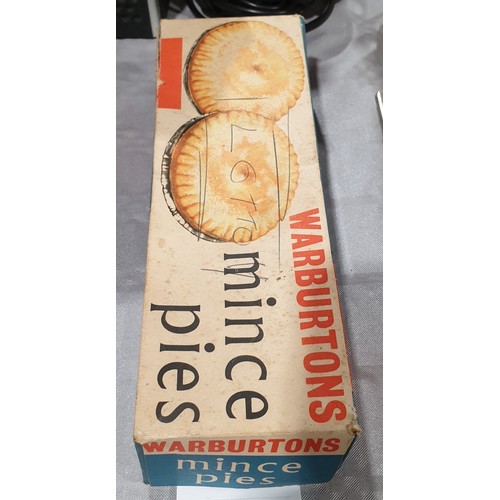 115 - A vintage Warburton's mince pies box, length 9