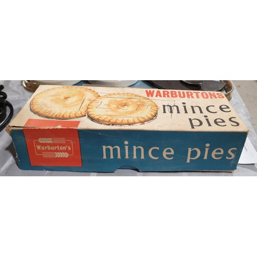 115 - A vintage Warburton's mince pies box, length 9