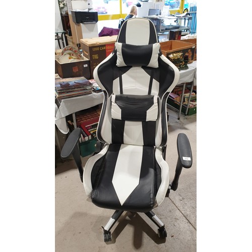 175 - An office chair. No shipping. Arrange collection or your own packer and shipper, please.