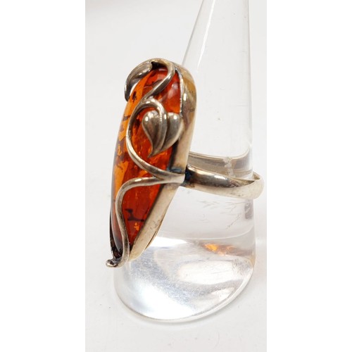 360 - A silver ring set with amber, size R. UK shipping £14.