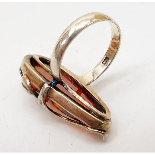 360 - A silver ring set with amber, size R. UK shipping £14.