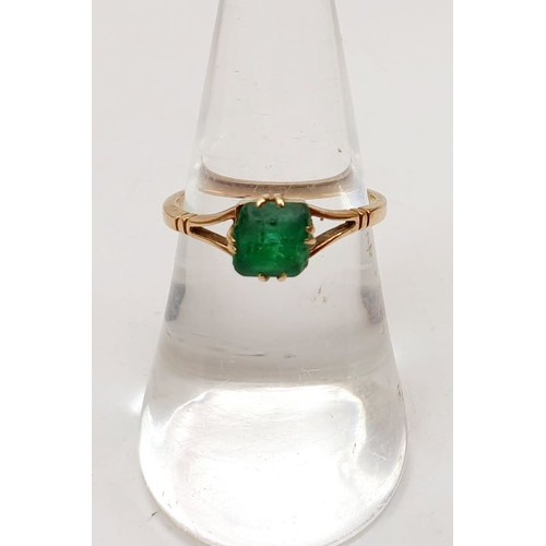 369 - A 9ct gold ring set with a green stone, size M, weight 1.4g. UK shipping £14.