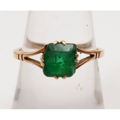 369 - A 9ct gold ring set with a green stone, size M, weight 1.4g. UK shipping £14.