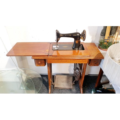 312 - An antique Singer sewing machine. No shipping.  Arrange collection or your own packer and shipper, p... 