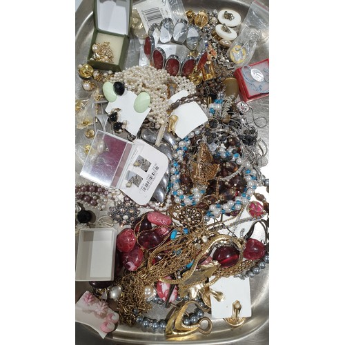 405 - A selection of costume jewellery. UK shipping £14.