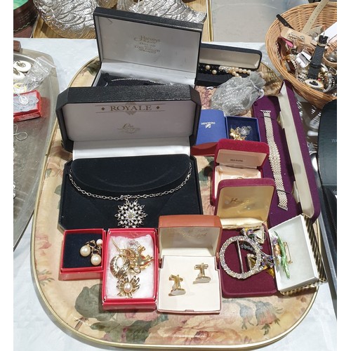 406 - A selection of vintage and later costume jewellery. UK shipping £14.