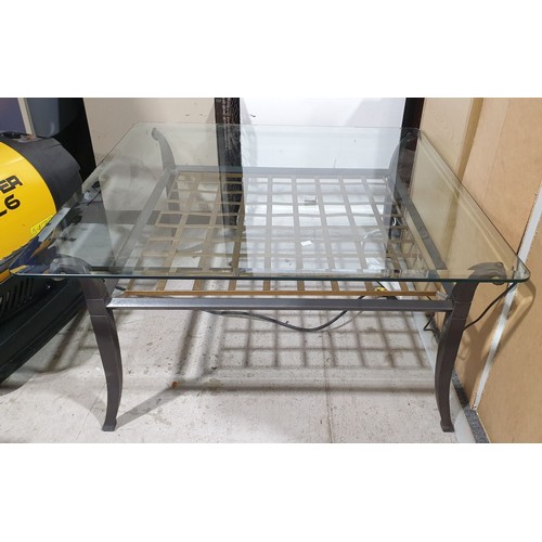 431 - A bevelled glass topped coffee table, 35.5