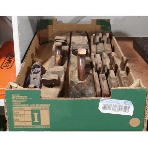 469 - A box of moulding planes and box planes. No shipping. Arrange collection or your own packer and ship... 