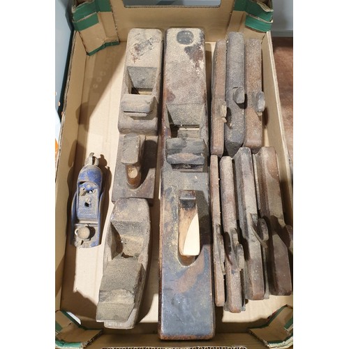 469 - A box of moulding planes and box planes. No shipping. Arrange collection or your own packer and ship... 