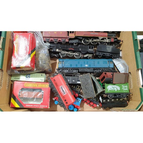 523 - A box of OO gauge railway including engines and locomotives. UK shipping £14.