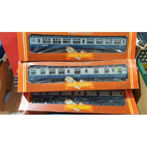 523 - A box of OO gauge railway including engines and locomotives. UK shipping £14.