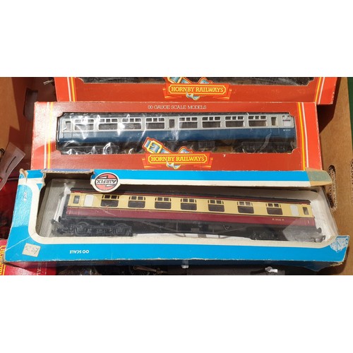 523 - A box of OO gauge railway including engines and locomotives. UK shipping £14.