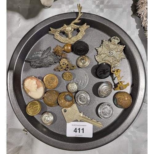 411 - A selection of military buttons and insignia together with a cameo. UK shipping £14.