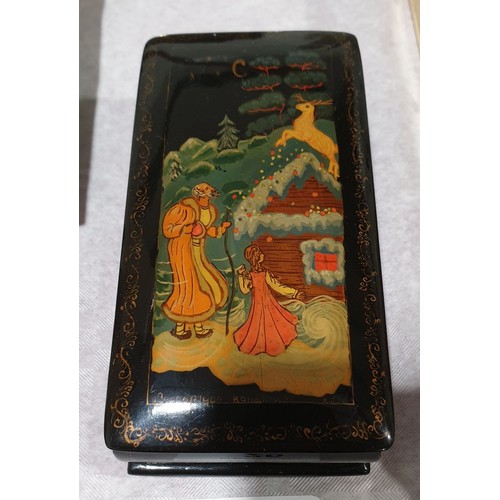 26 - A vintage Russian lacquered box, the lid hand painted, length 4.75