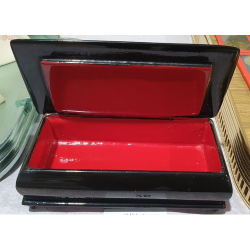 26 - A vintage Russian lacquered box, the lid hand painted, length 4.75